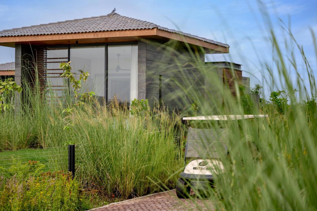Mysa Zinc Journey By The Fern, Nani Devati Hotel Sānand Екстериор снимка