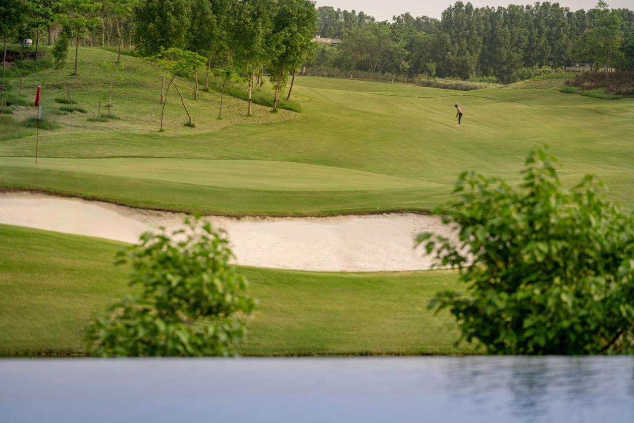 Mysa Zinc Journey By The Fern, Nani Devati Hotel Sānand Екстериор снимка