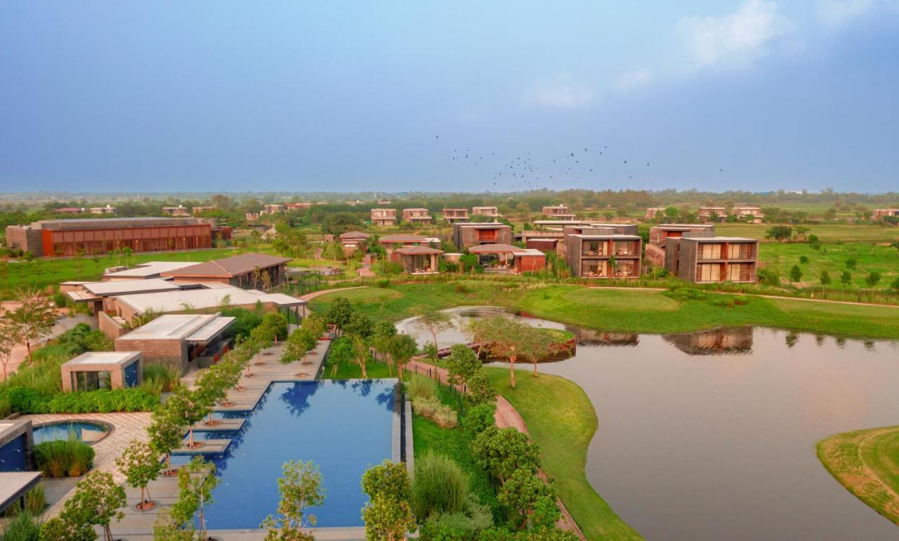 Mysa Zinc Journey By The Fern, Nani Devati Hotel Sānand Екстериор снимка